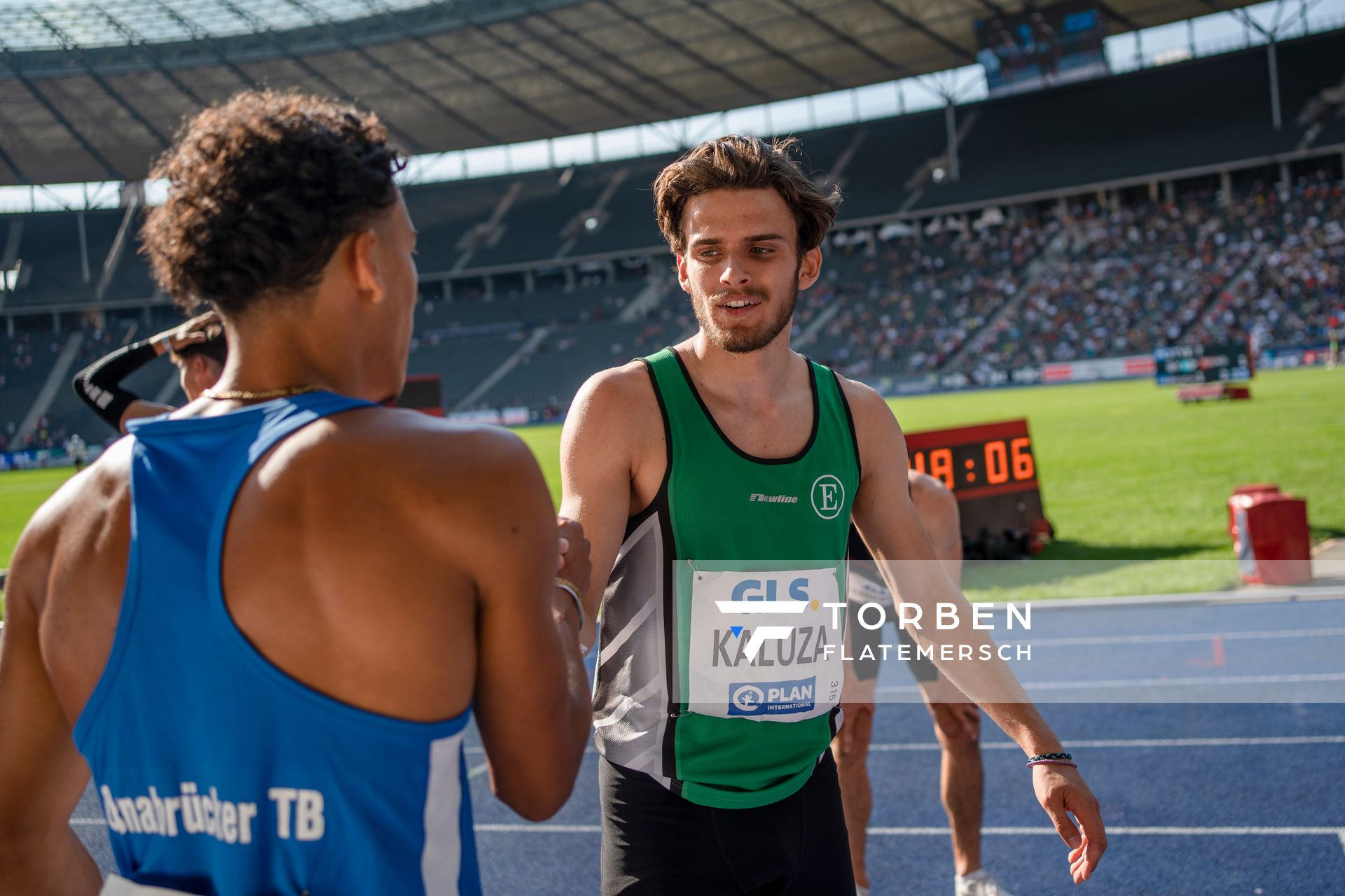Jordan Gordon (OTB Osnabrueck) und Niclas Jan Kaluza (Eintracht Hildesheim) nach dem 400m Huerden Finale waehrend der deutschen Leichtathletik-Meisterschaften im Olympiastadion am 26.06.2022 in Berlin